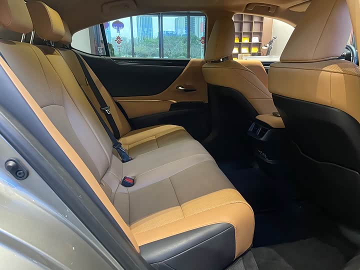 Фото 9 - Lexus ES