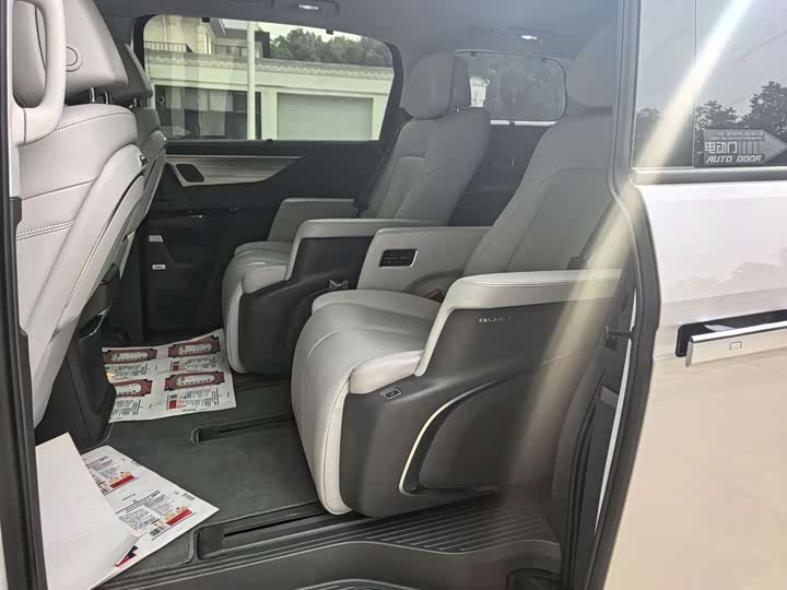 Фото 4 - Buick GL8 ES