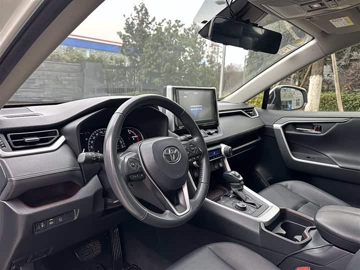 Фото 4 - Toyota RAV4