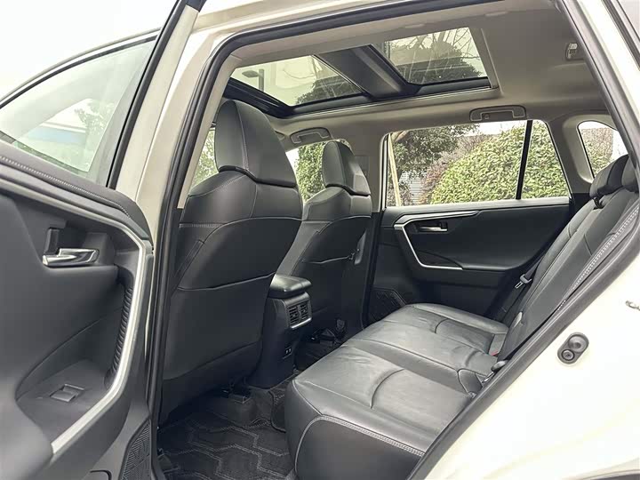 Фото 6 - Toyota RAV4