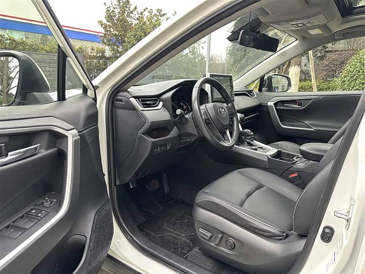 Фото 7 - Toyota RAV4