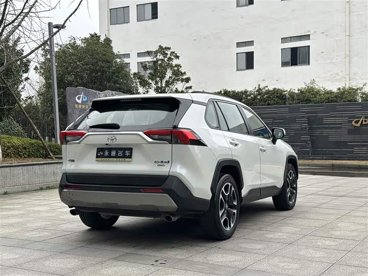 Фото 8 - Toyota RAV4