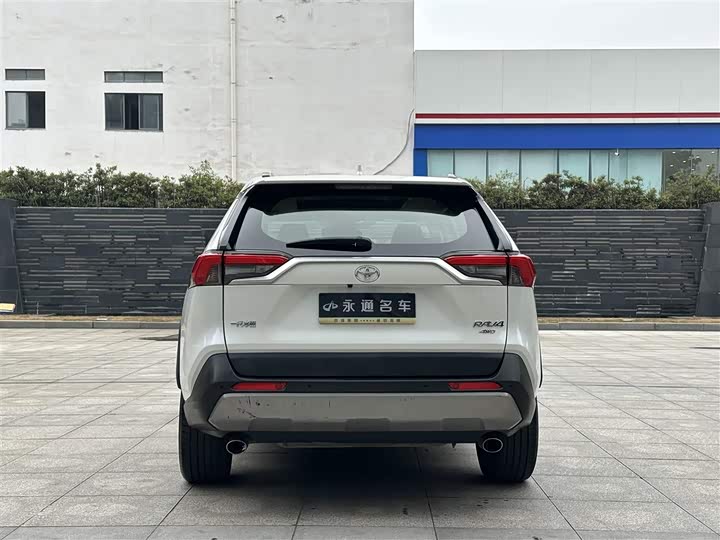 Фото 9 - Toyota RAV4