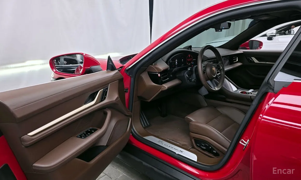 Фото 10 - Porsche Taycan