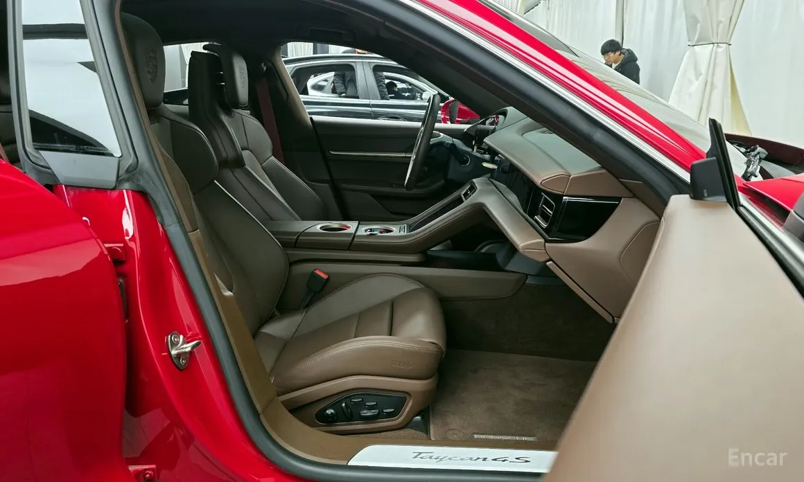 Фото 11 - Porsche Taycan