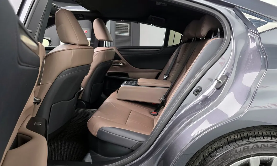 Фото 12 - Lexus ES