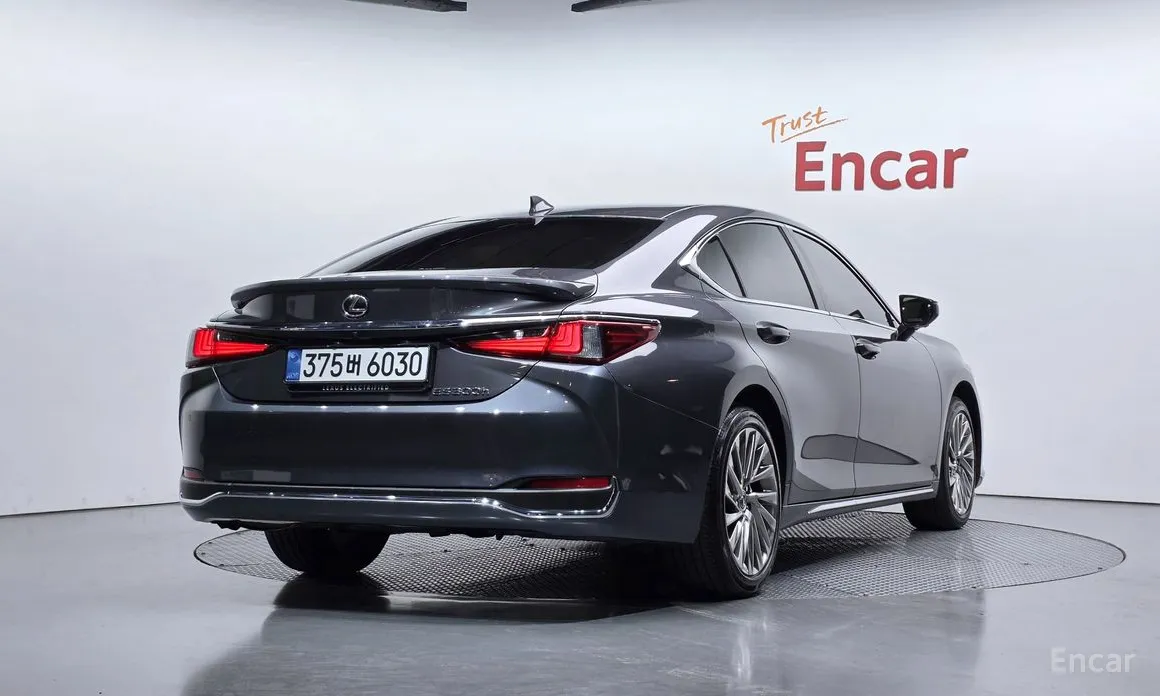 Фото 2 - Lexus ES