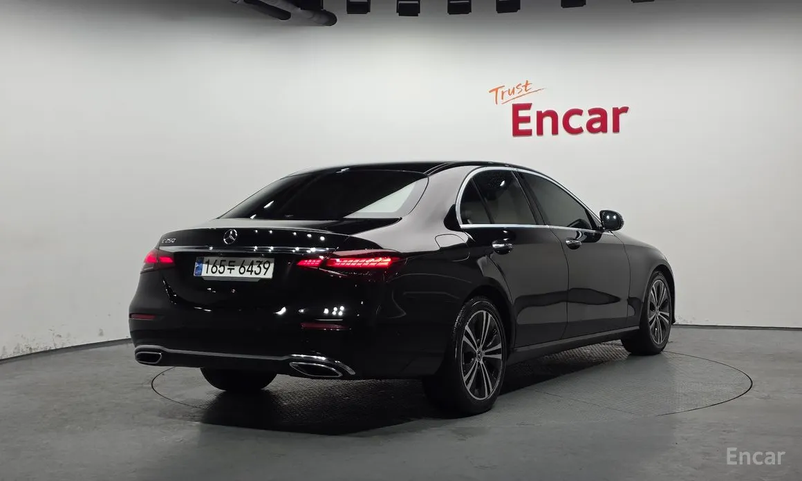 Фото 2 - Mercedes-Benz E-Class