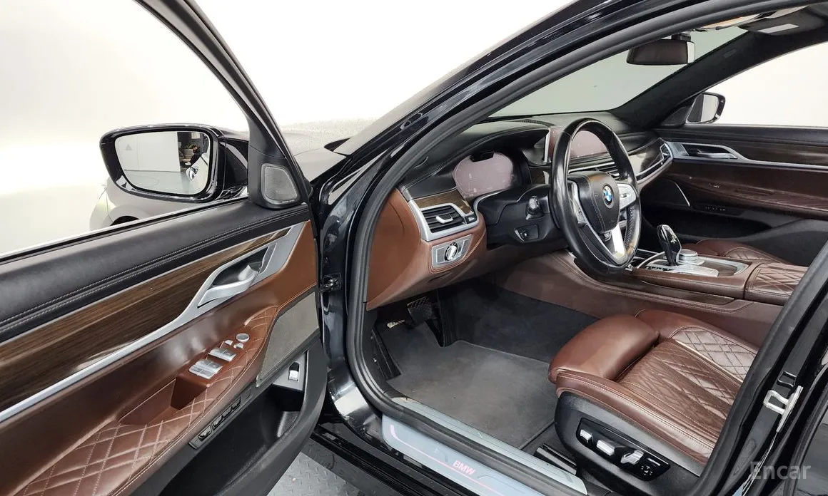 Фото 10 - BMW 7 Series