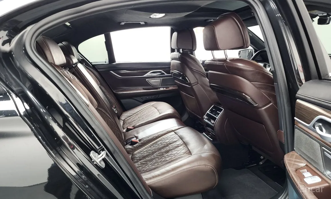 Фото 12 - BMW 7 Series
