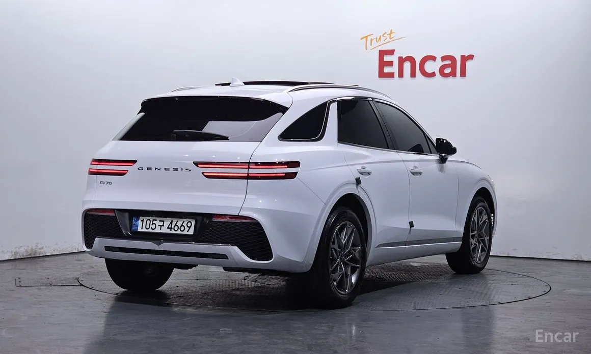 Photo 2 - Genesis GV70