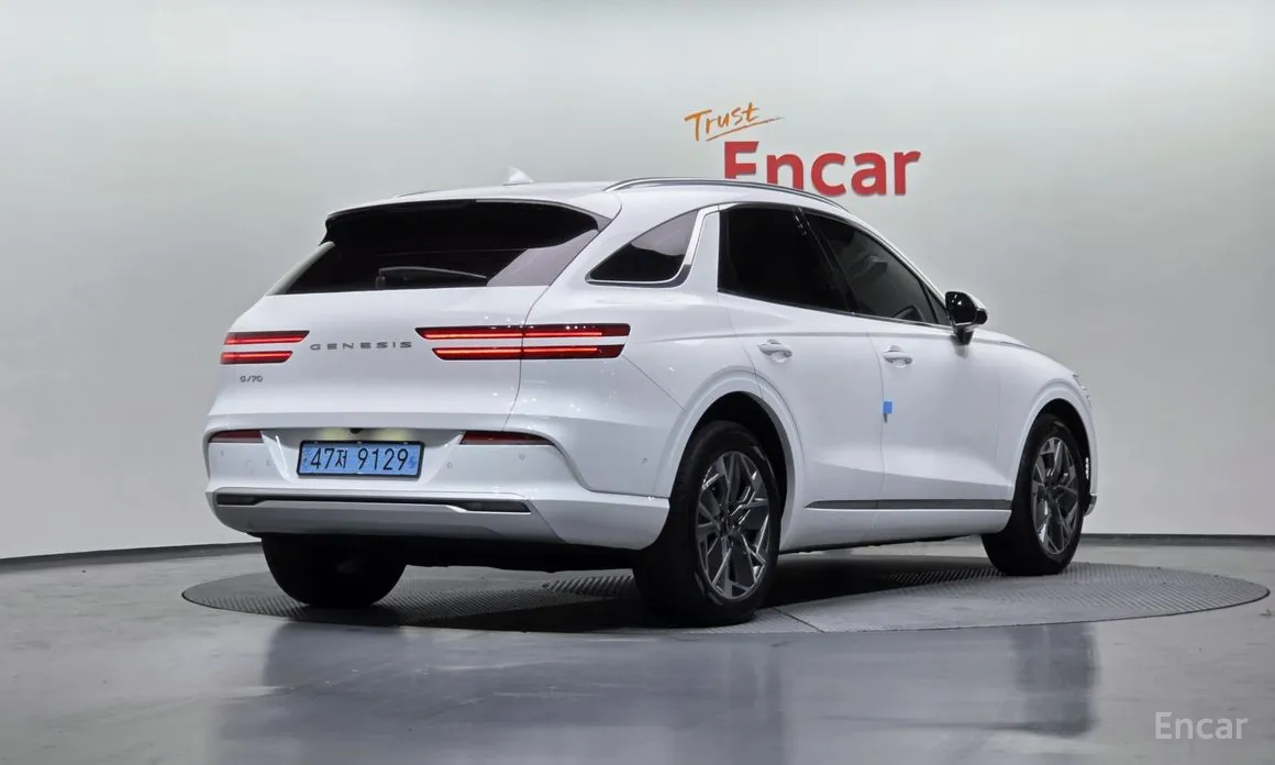Фото 2 - Genesis GV70