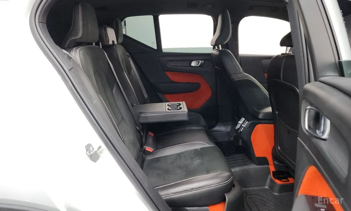 Фото 12 - Volvo XC40