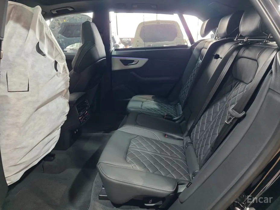 Фото 15 - Audi Q8