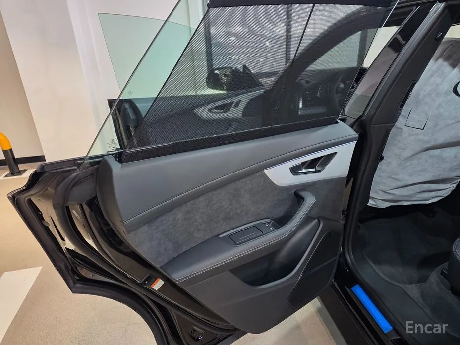 Фото 17 - Audi Q8