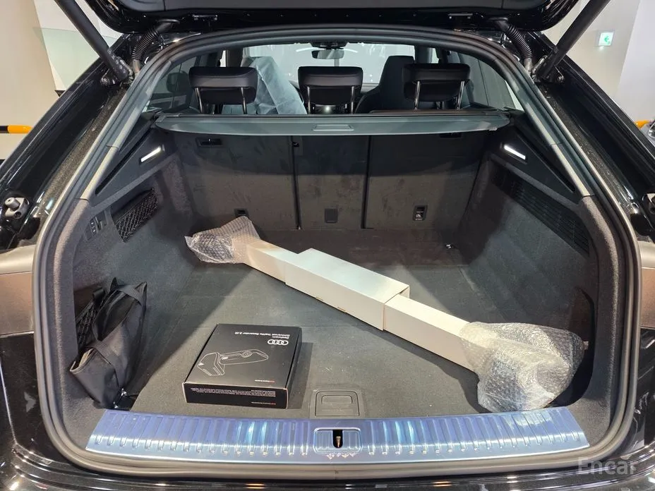 Фото 19 - Audi Q8