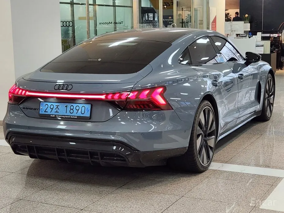 Фото 2 - Audi e-tron GT