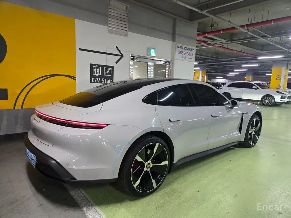 Фото 4 - Porsche Taycan