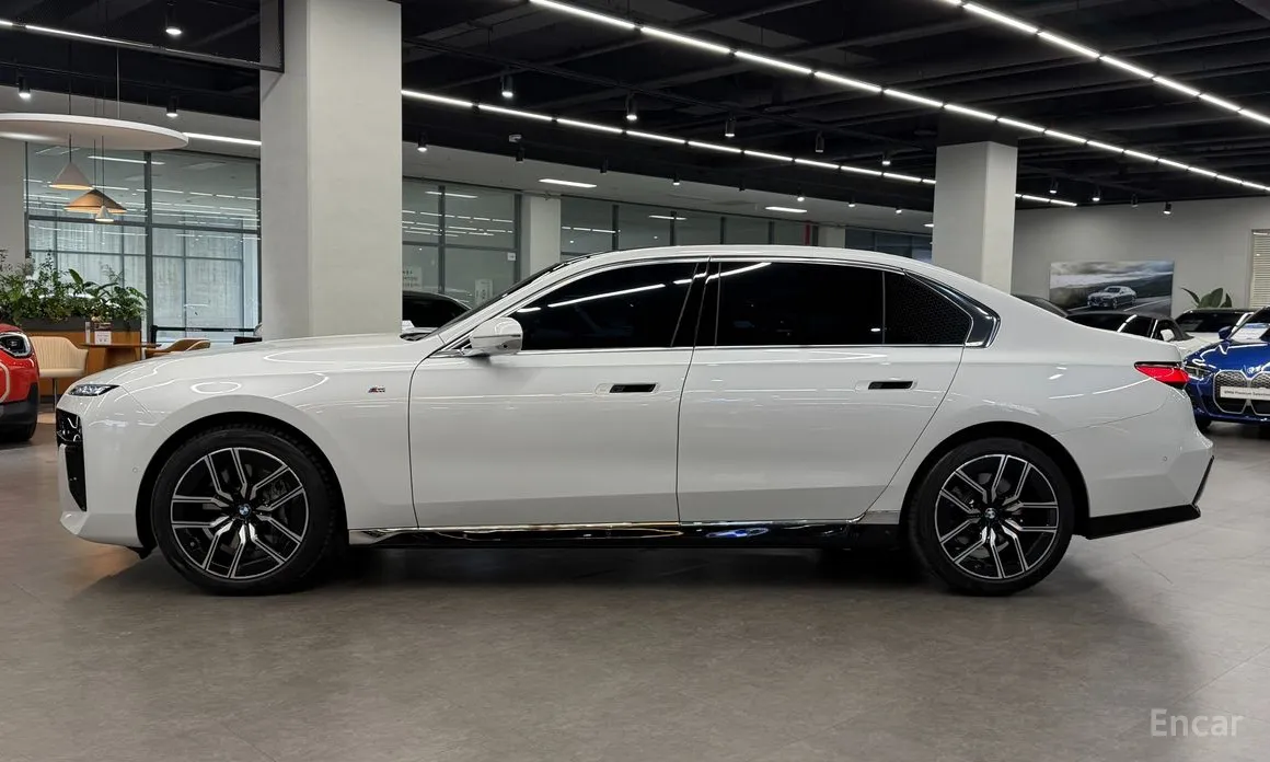 Фото 13 - BMW 7 Series