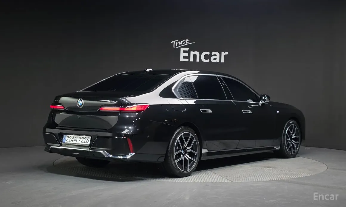 Фото 2 - BMW 7 Series