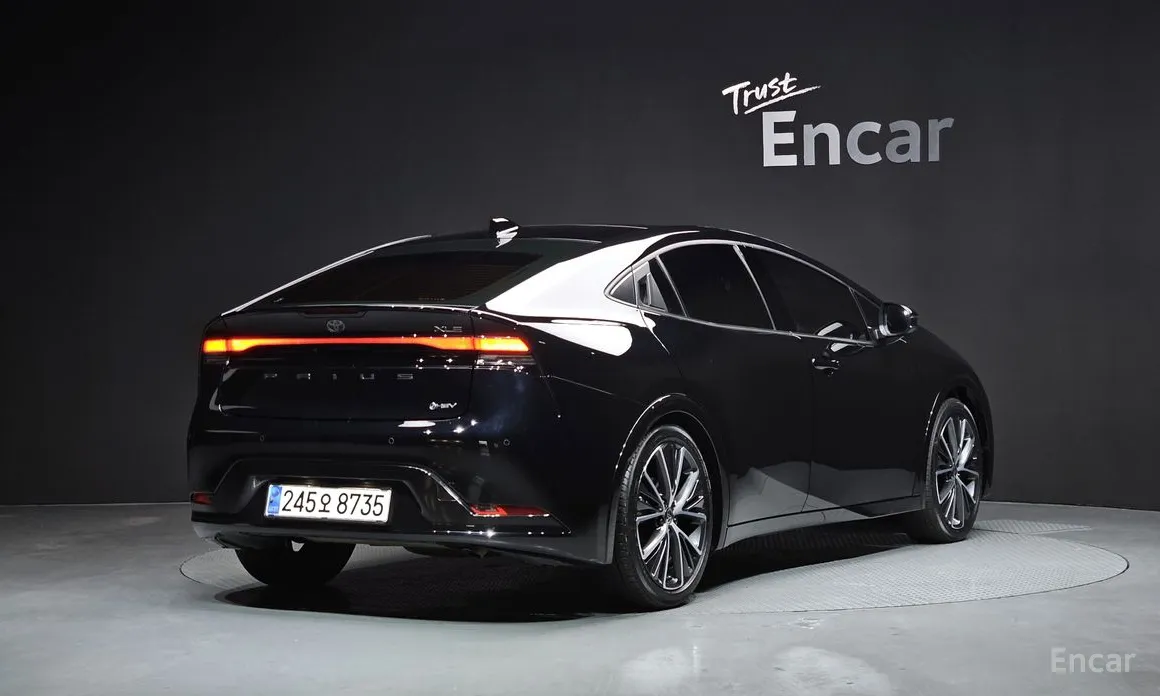 Фото 2 - Toyota Prius