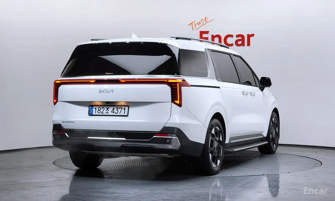 Фото 2 - Kia Carnival