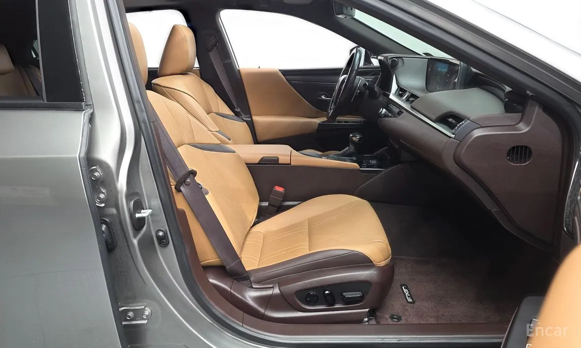 Фото 11 - Lexus ES