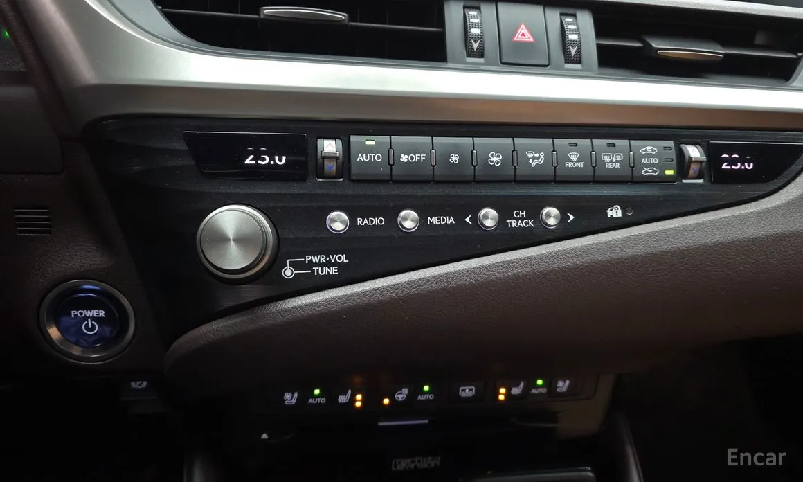 Фото 17 - Lexus ES