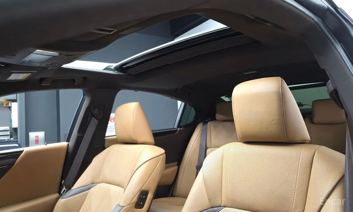 Фото 18 - Lexus ES