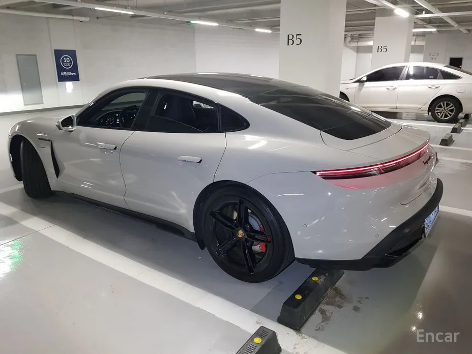 Фото 4 - Porsche Taycan