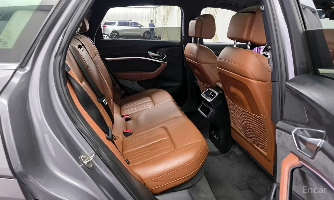 Фото 12 - Audi e-tron