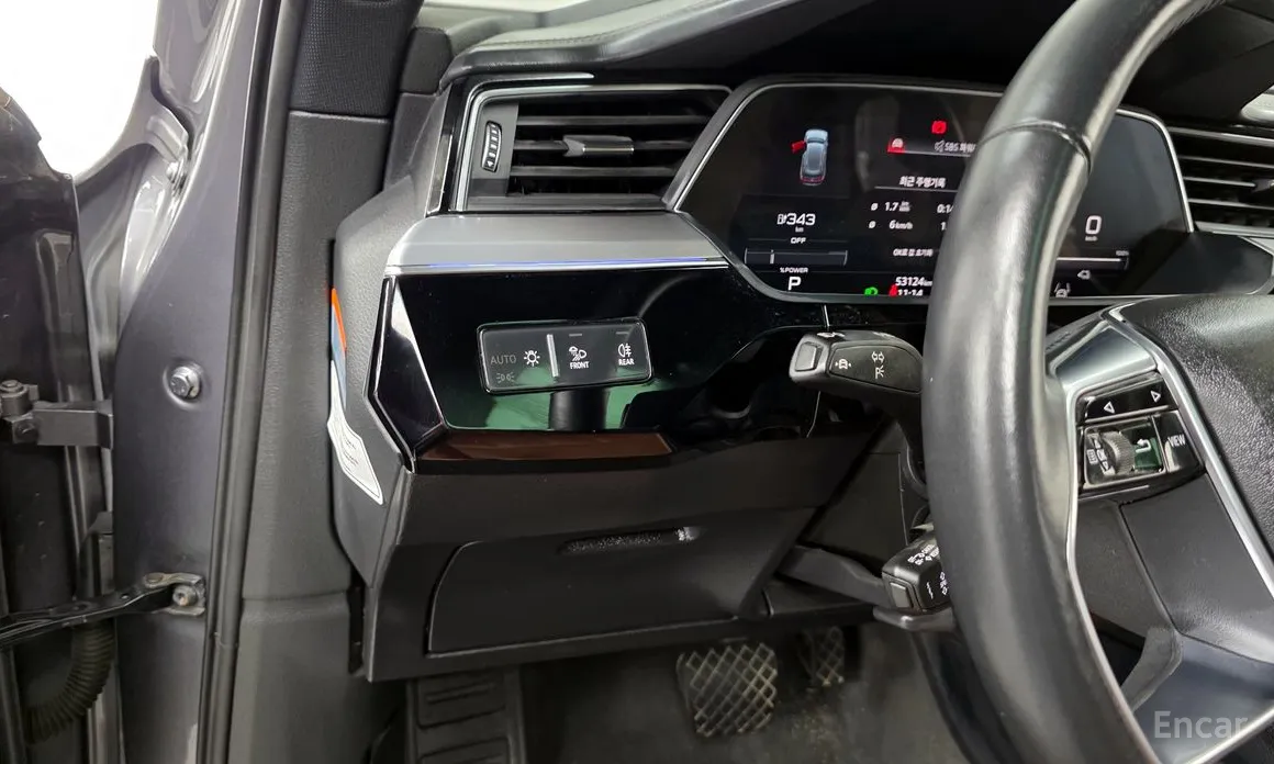 Фото 16 - Audi e-tron