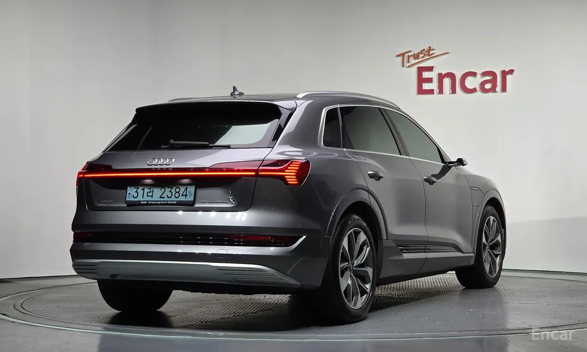 Фото 2 - Audi e-tron