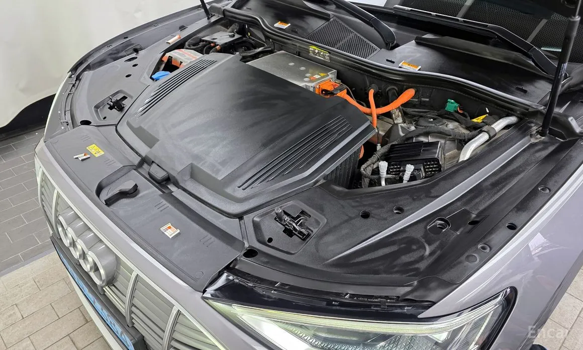 Фото 6 - Audi e-tron