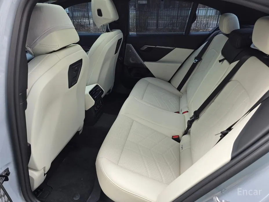 Фото 15 - BMW i5