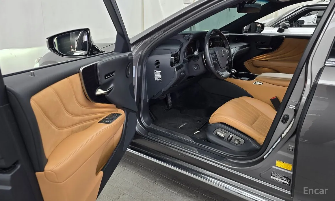 Фото 10 - Lexus LS