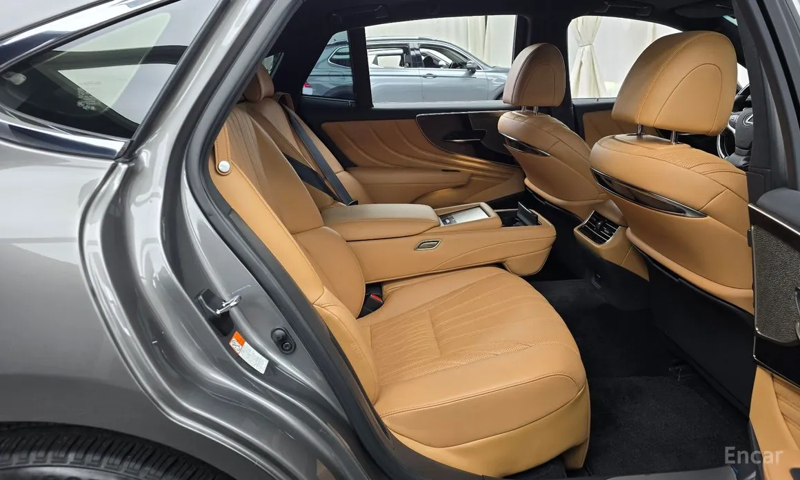 Фото 12 - Lexus LS