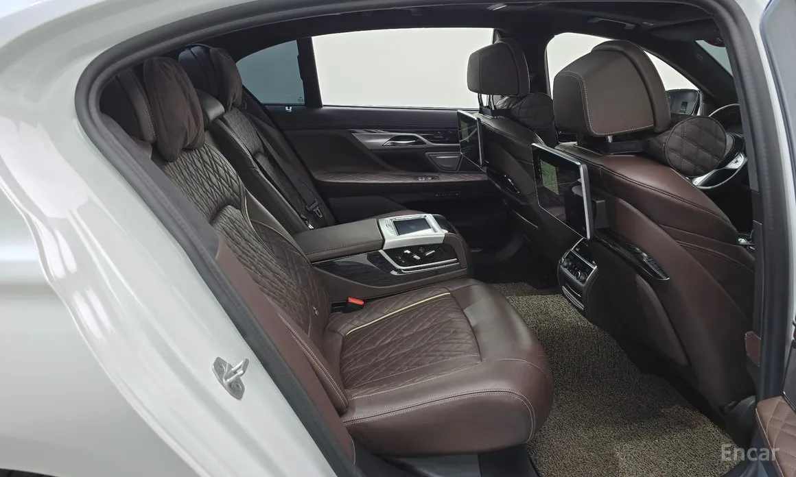 Фото 12 - BMW 7 Series