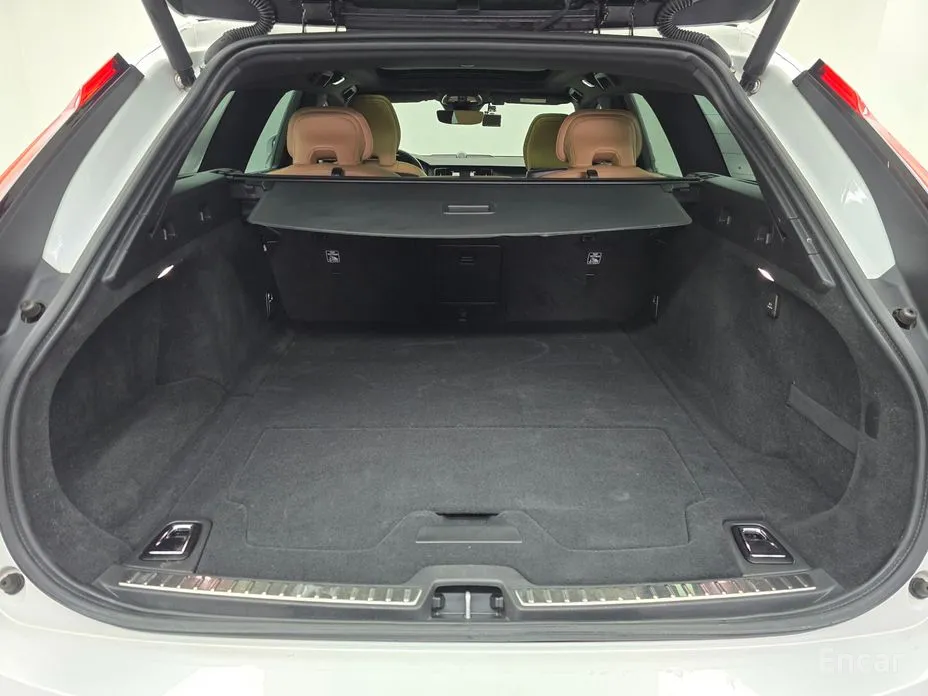 Фото 19 - Volvo V90