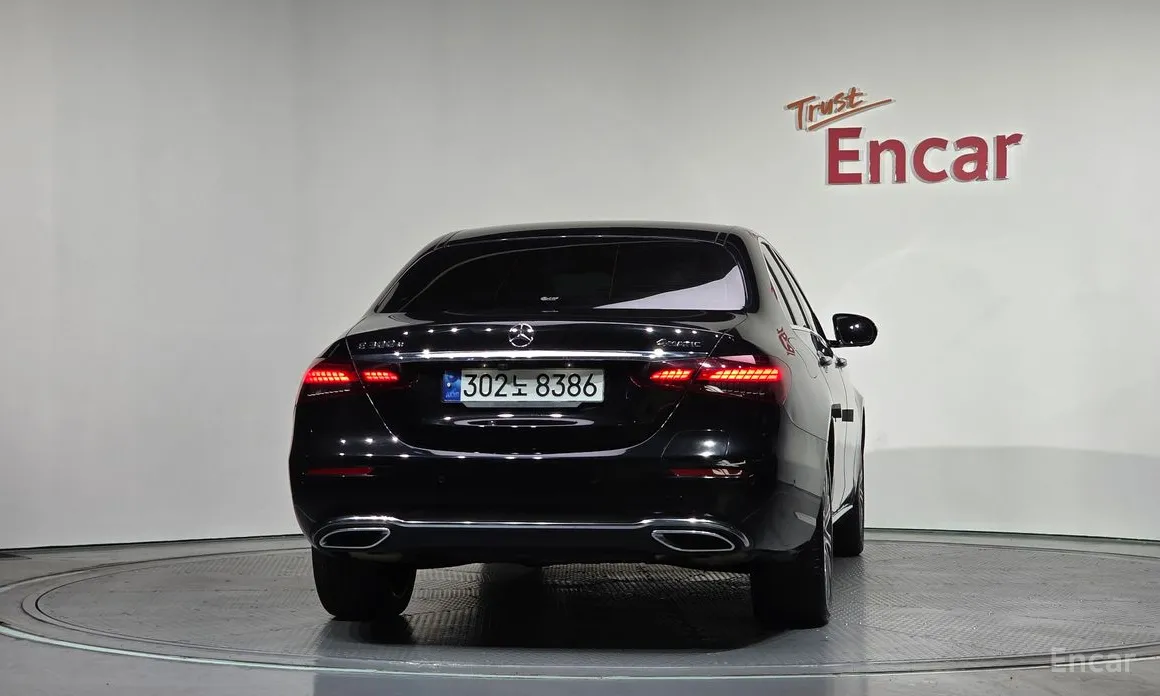 Фото 4 - Mercedes-Benz E-Class