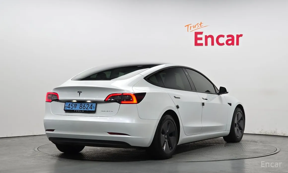 Фото 2 - Tesla Model 3