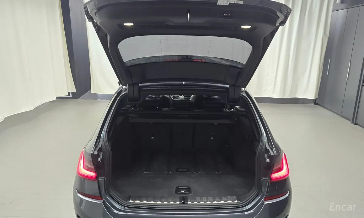 Photo 20 - BMW 3 Series