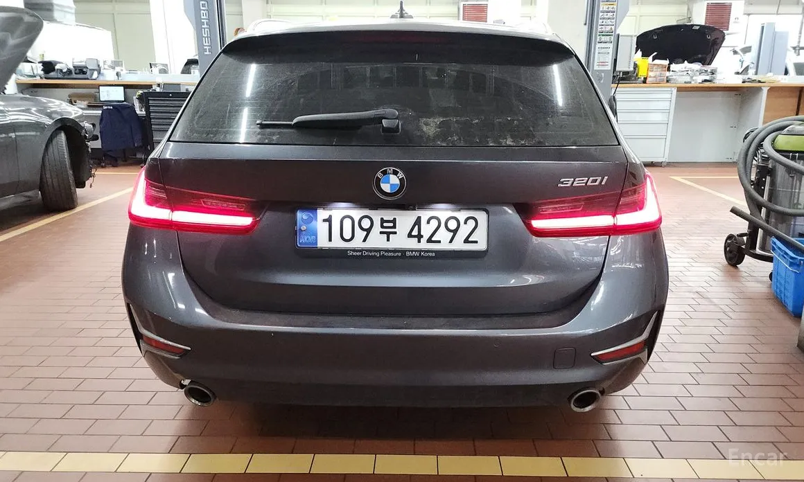 Photo 2 - BMW 3 Series