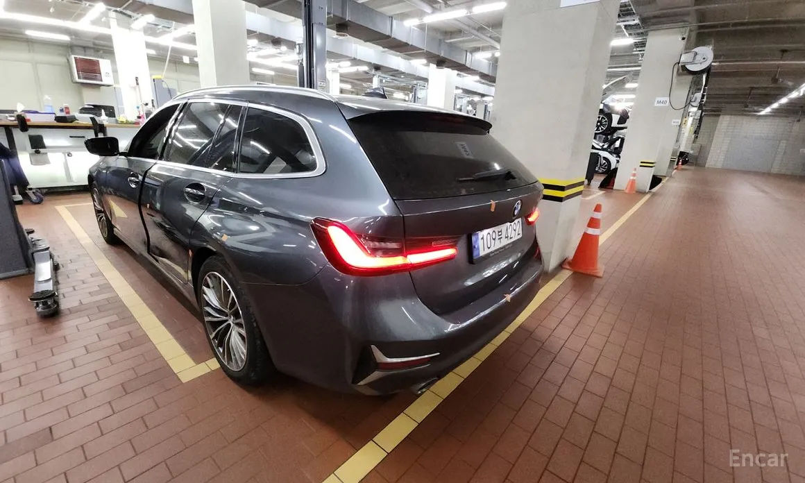 Photo 3 - BMW 3 Series