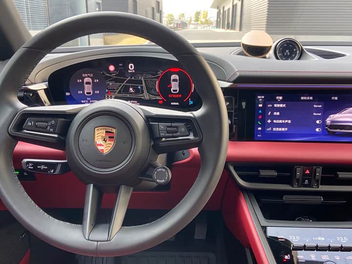 Фото 2 - Porsche Macan EV