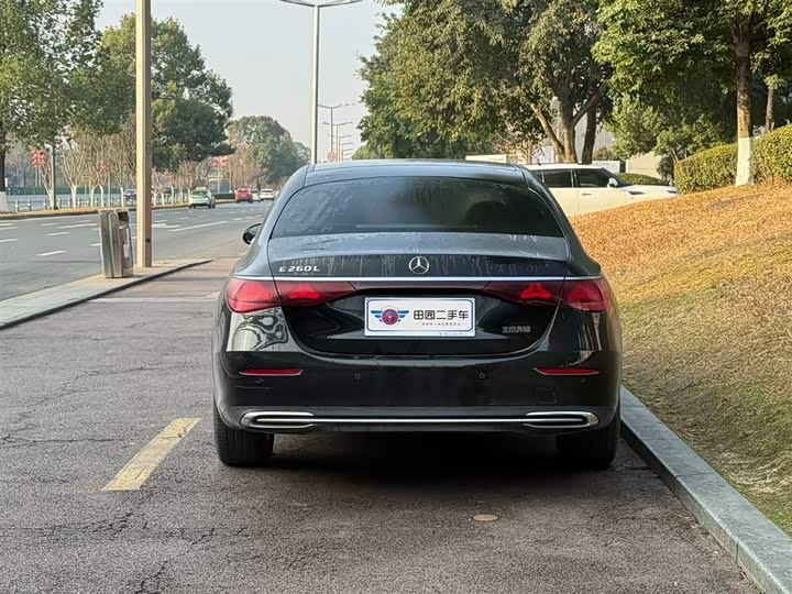 Фото 4 - Mercedes-Benz E-Class