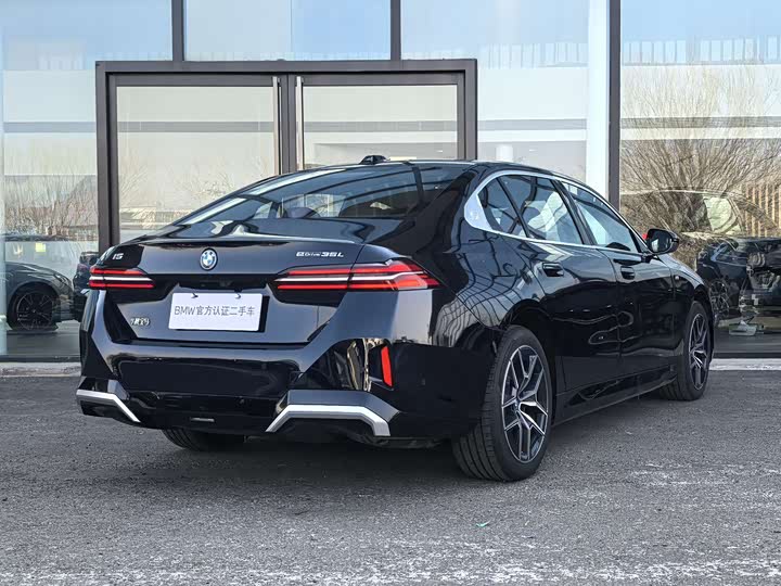 Фото 6 - BMW i5