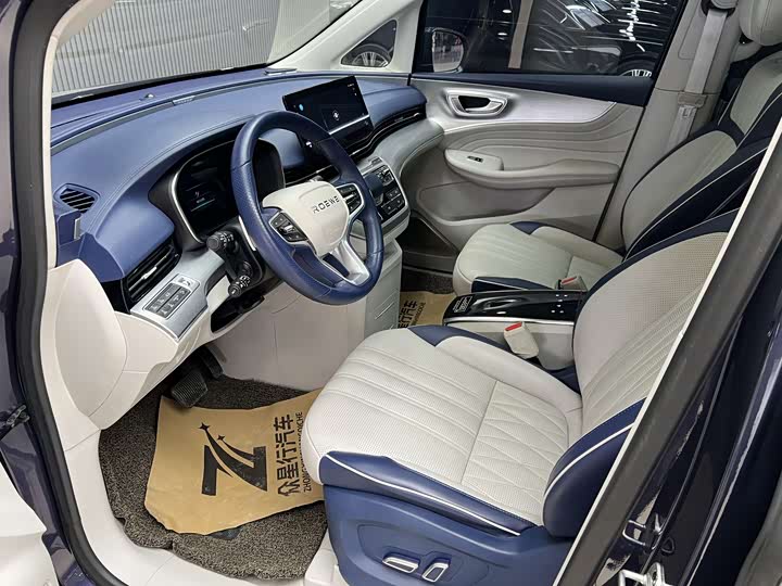 Фото 6 - Roewe iMax 8