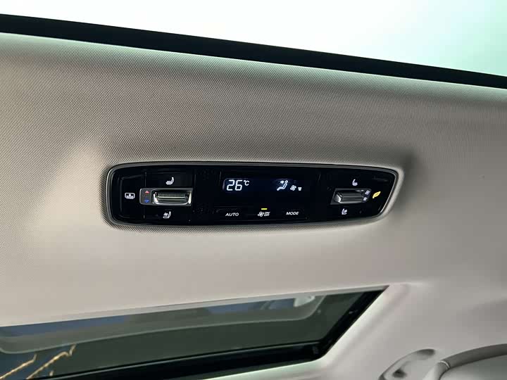 Фото 7 - Roewe iMax 8