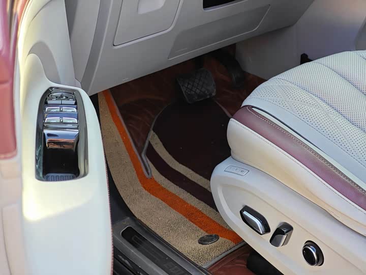 Фото 9 - Ford Equator